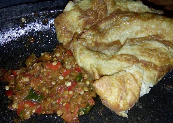 Bagaimana Menyiapkan Penyet II : Telur Dadar Sambal Bawang, Bisa Manjain Lidah