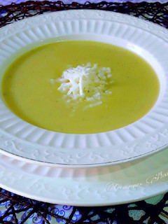 Una foto de Crema de calabacín albino con hinojo y virutas de queso de cabra