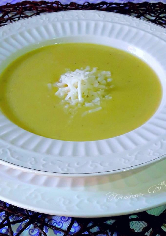 Una foto de Crema de calabacín albino con hinojo y virutas de queso de cabra