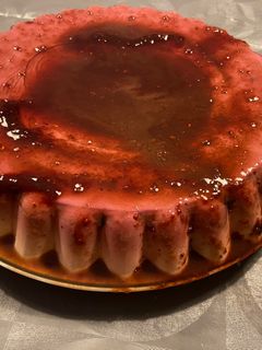 Una foto de Flan de queso y chocolate blanco con caramelo de frutos rojos