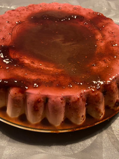 Una foto de Flan de queso y chocolate blanco con caramelo de frutos rojos