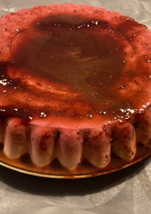 Una foto de Flan de queso y chocolate blanco con caramelo de frutos rojos