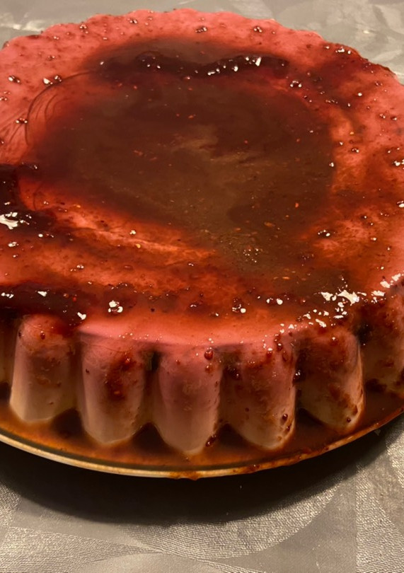 Una foto de Flan de queso y chocolate blanco con caramelo de frutos rojos