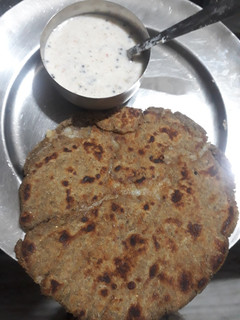 बाजरे के आटा का आलू पराठा (bajre ke atta ka aloo paratha recipe in Hindi) रेसिपी मुख्य फोटो