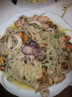 Una foto de Espaguetis marisco bacon con mojo verde