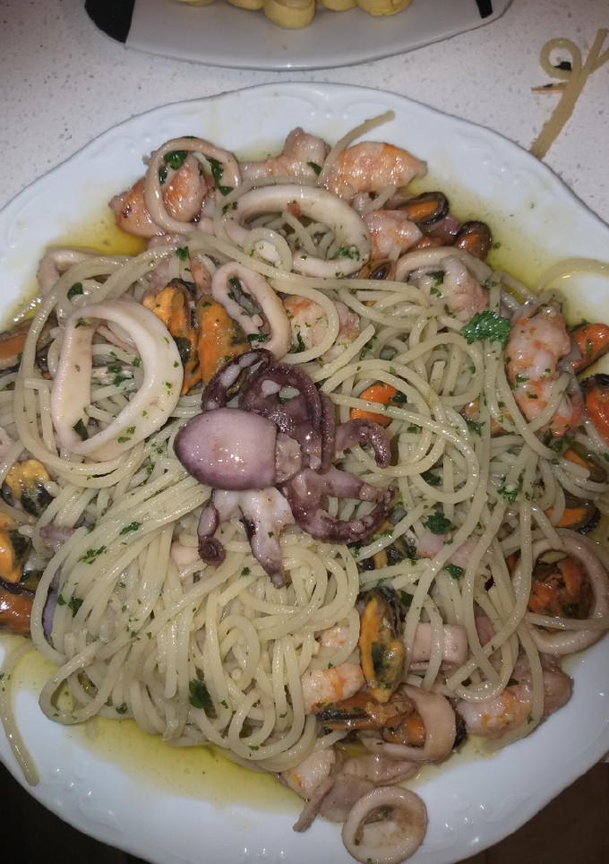 Una foto de Espaguetis marisco bacon con mojo verde