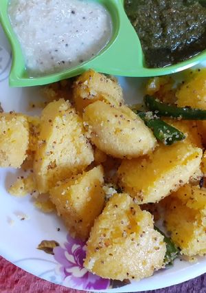 सूजी और बेसन के ढोकले (suji aur besan ke dhokle recipe in Hindi) रेसिपी मुख्य फोटो