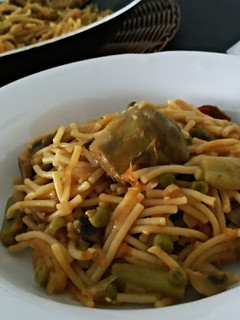 Una foto de Fideuá de verduras (receta vegana)
