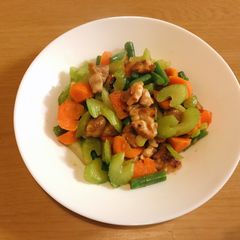 A picture of 蔬菜炒雞肉.