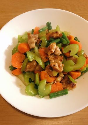 A picture of 蔬菜炒雞肉.