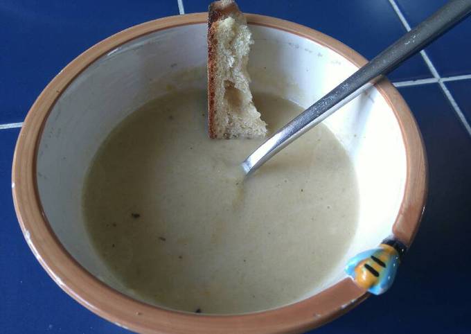 Slow cooker courgette/marrow soup