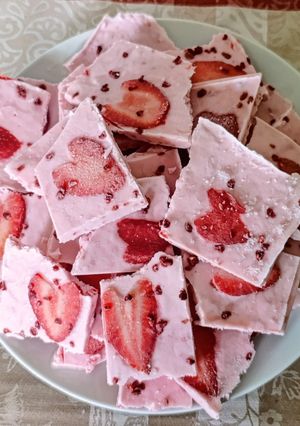 Hűsítő szeretet - epres, málnás joghurt bark recept fotója