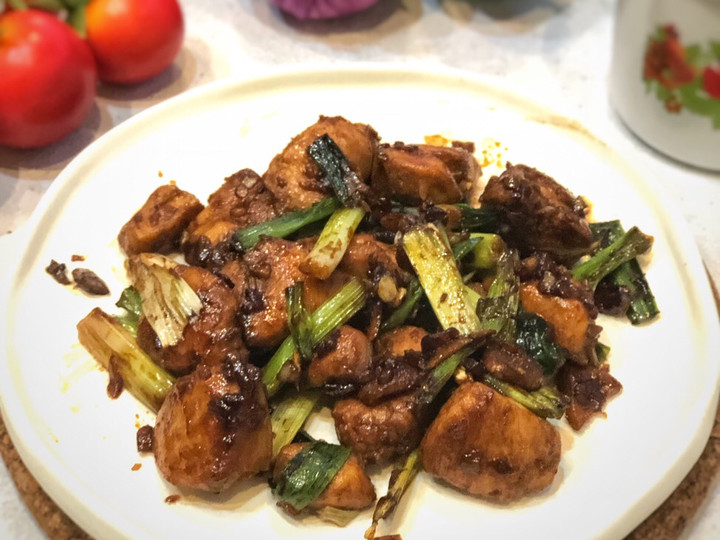 Langkah Mudah untuk Menyiapkan Spring Onion Chicken ala Tiger Kitchen (ayam masak daun bawang) Murah