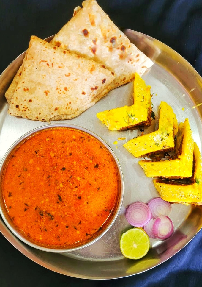मासवडी रस्सा (Maswadi rassa recipe in marathi) रेसिपी चे मुख्य फोटो 