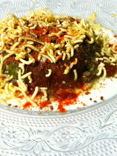 आलू टिक्की चाट (Aloo tikki chat recipe in hindi) रेसिपी मुख्य फोटो
