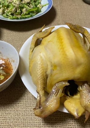 Hình của món Gà nguyên con hấp muối (không bị mặn đâu nhé).