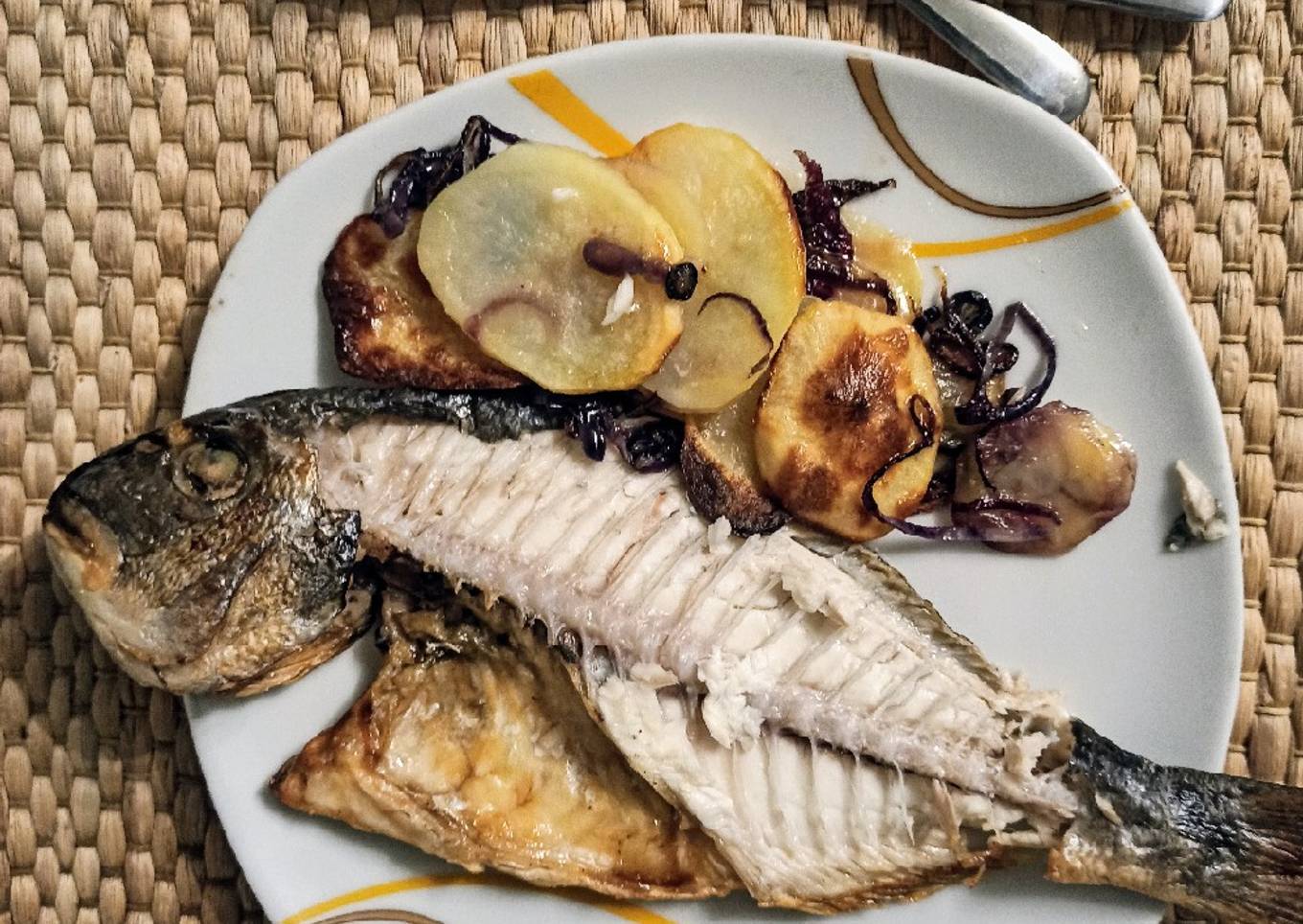 Dorada al horno con cebolla y patata