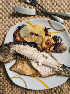Una foto de Dorada al horno con cebolla y patata