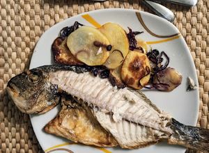 Una foto de Dorada al horno con cebolla y patata