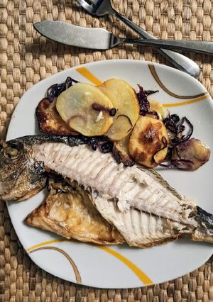 Foto principal de Dorada al horno con cebolla y patata