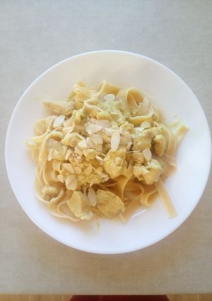 Zdjęcie przepisu Tagiatelle z kurczakiem i gruszką w curry.