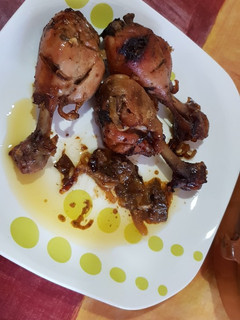 Una foto de Muslos de pollo al horno fácil