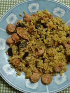 Una foto de Arroz con berenjenas y salchichas frescas