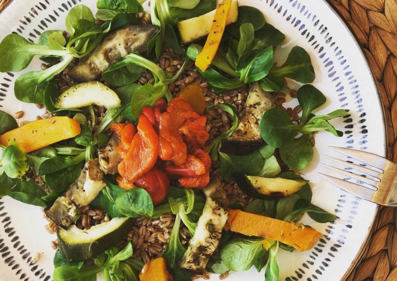 Ensalada de canónigos, espelta y verdura asada