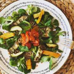 Una foto de Ensalada de canónigos, espelta y verdura asada