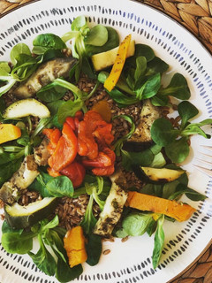 Una foto de Ensalada de canónigos, espelta y verdura asada