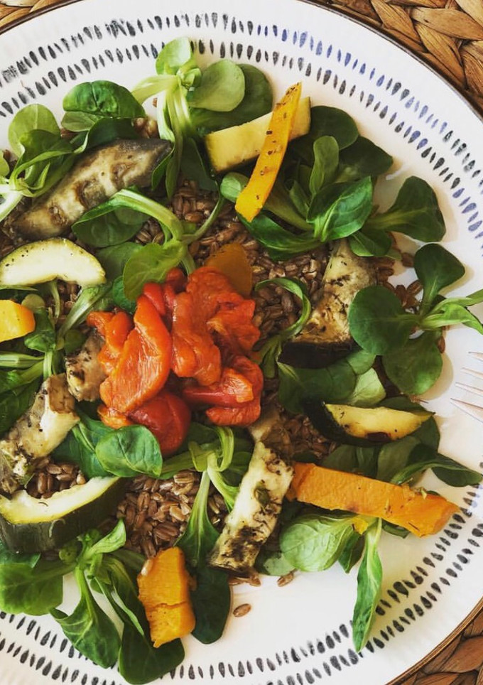 Una foto de Ensalada de canónigos, espelta y verdura asada