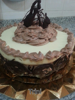 Una foto de Tarta de mousse de chocolate blanco y capuccino al caramelo