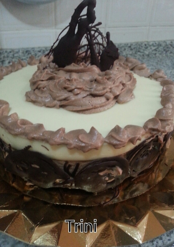 Una foto de Tarta de mousse de chocolate blanco y capuccino al caramelo