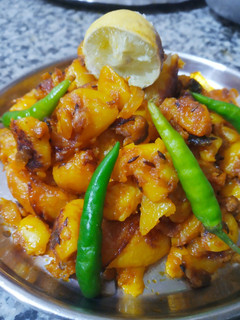 अदरक लहसुन बाली आलू भुजिया (Garlic Ginger Vali Aloo Bhujiya Recipe In Hindi) रेसिपी मुख्य फोटो