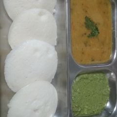 A picture of Idli sambhar chutney.