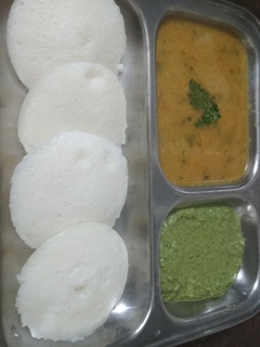 A picture of Idli sambhar chutney.