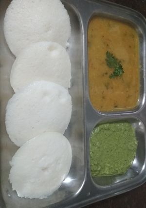 A picture of Idli sambhar chutney.