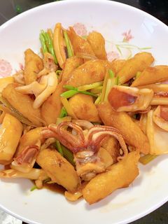 醬炒花枝芹菜甜不辣 的食譜成品照片