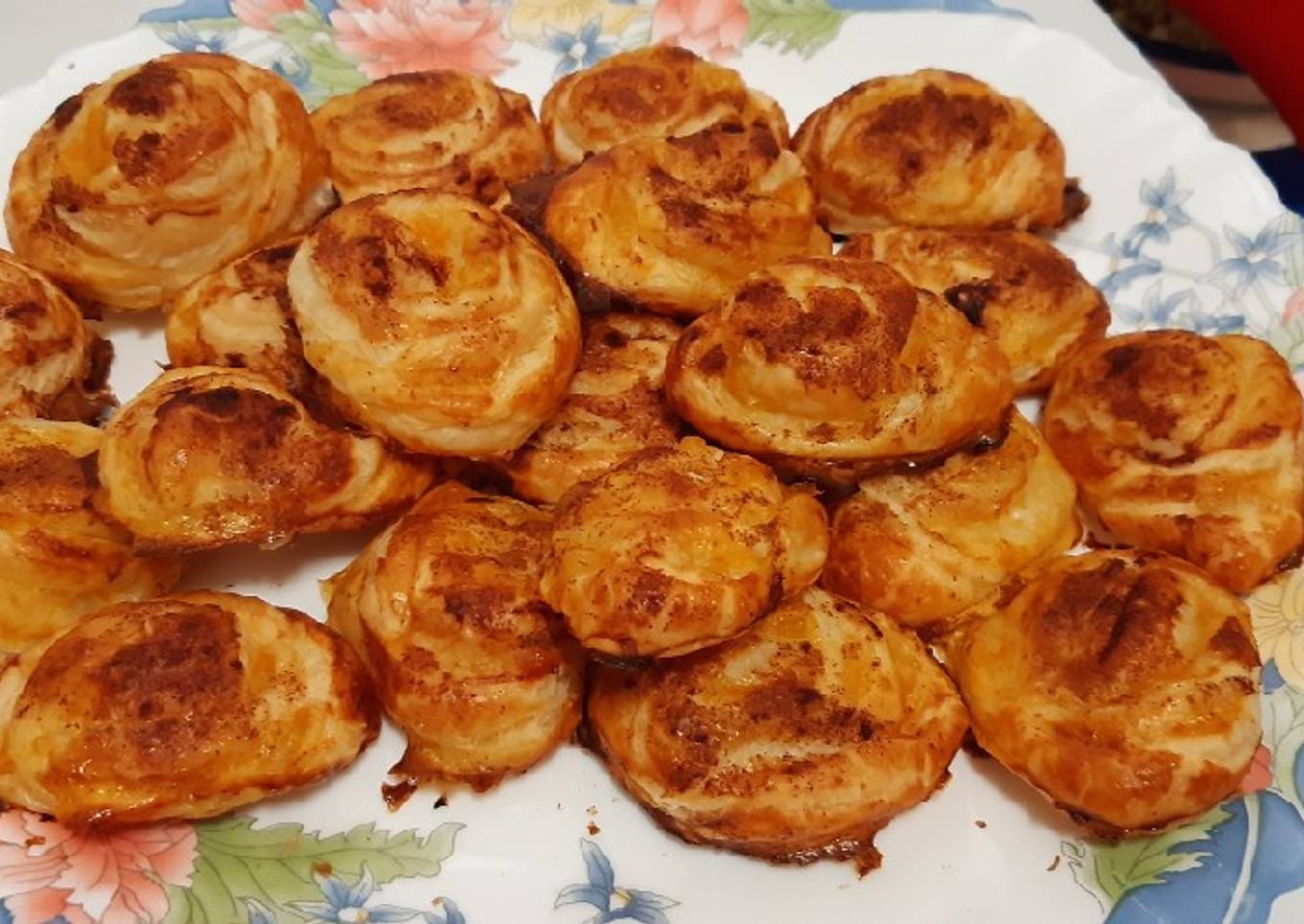 Bollitos de hojaldre con mermelada de melocotón y canela