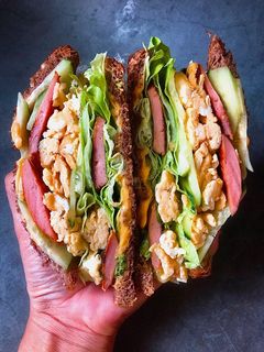 Hình của món Bữa Sáng Nhanh Với Sandwich Trứng, Xúc Xích, Thịt Nguội.