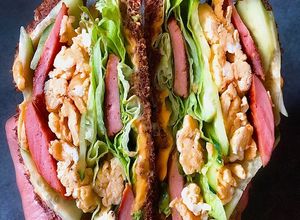 Hình của món Bữa Sáng Nhanh Với Sandwich Trứng, Xúc Xích, Thịt Nguội.