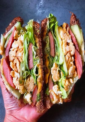 Hình của món Bữa Sáng Nhanh Với Sandwich Trứng, Xúc Xích, Thịt Nguội.