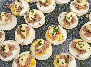 Une photo de Toasts aux oeufs, sardines citronnées, mayonnaise au tabasco