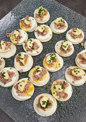 Une photo de Toasts aux oeufs, sardines citronnées, mayonnaise au tabasco