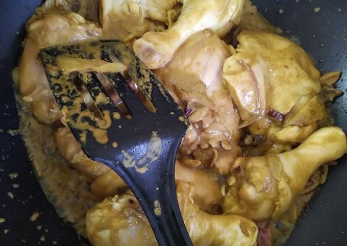 Bagaimana Membuat Ayam masak kurma yang Bisa Manjain Lidah