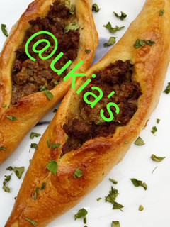A picture of Canoe meat pie.