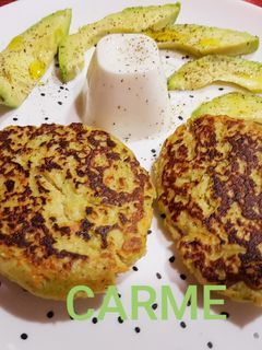 Una foto de Hamburguesas de pollo con calabacín y zanahoria