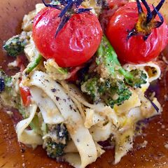 A picture of Creamy Avocado and Tomato Pasta.
