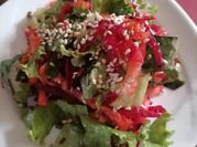 Una foto de ensalada de espinacas y betabel
