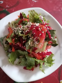 Una foto de Ensalada de espinacas y betabel con aderezo de naranja 🍊